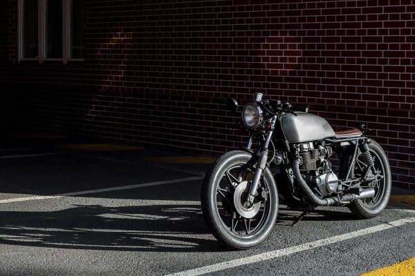 vintage-motorcycle-cafe-racer-style-9AEUKYS-reize